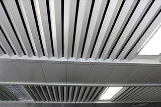 Trần kim loại nhôm màn hình chống cháy 200x3000mm dễ lau chùi