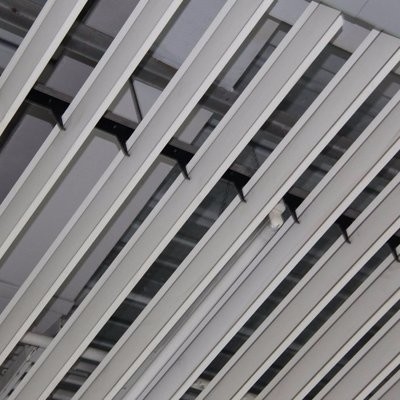 Trần kim loại nhôm dải 185x3000mm U Màu tùy chỉnh Trọng lượng nhẹ