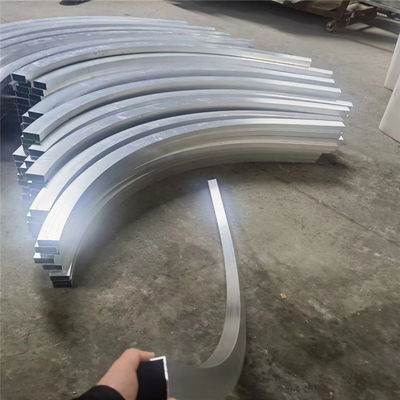 Thiết kế trần kim loại 3.0mm Hệ thống trần vách ngăn cong theo chiều dọc có thể tùy chỉnh