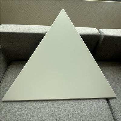 Tấm nhôm hình tam giác đục lỗ nằm trong tấm trần 1000x1000x1000MM